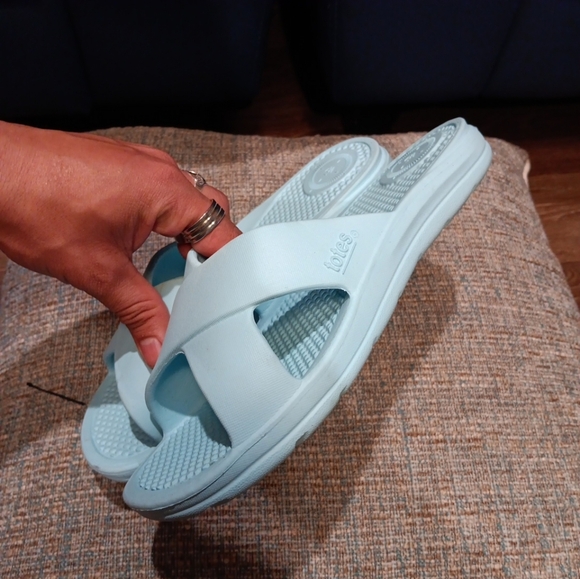 Totes Everywear Turquoise Soft Cushion Massaging Insole Womens 8 Slide Sandals - Picture 3 of 4